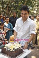 Aamir Khan celebrates 45th birthday with media at his Home in Mumbai on 14th March 2010 (24).JPG
